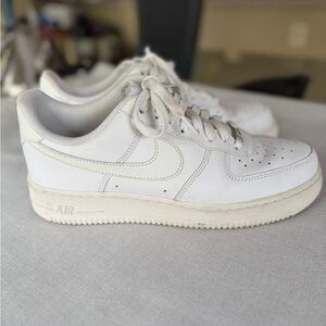 Men’s Nike White Low-Top Leather Sneakers size 10